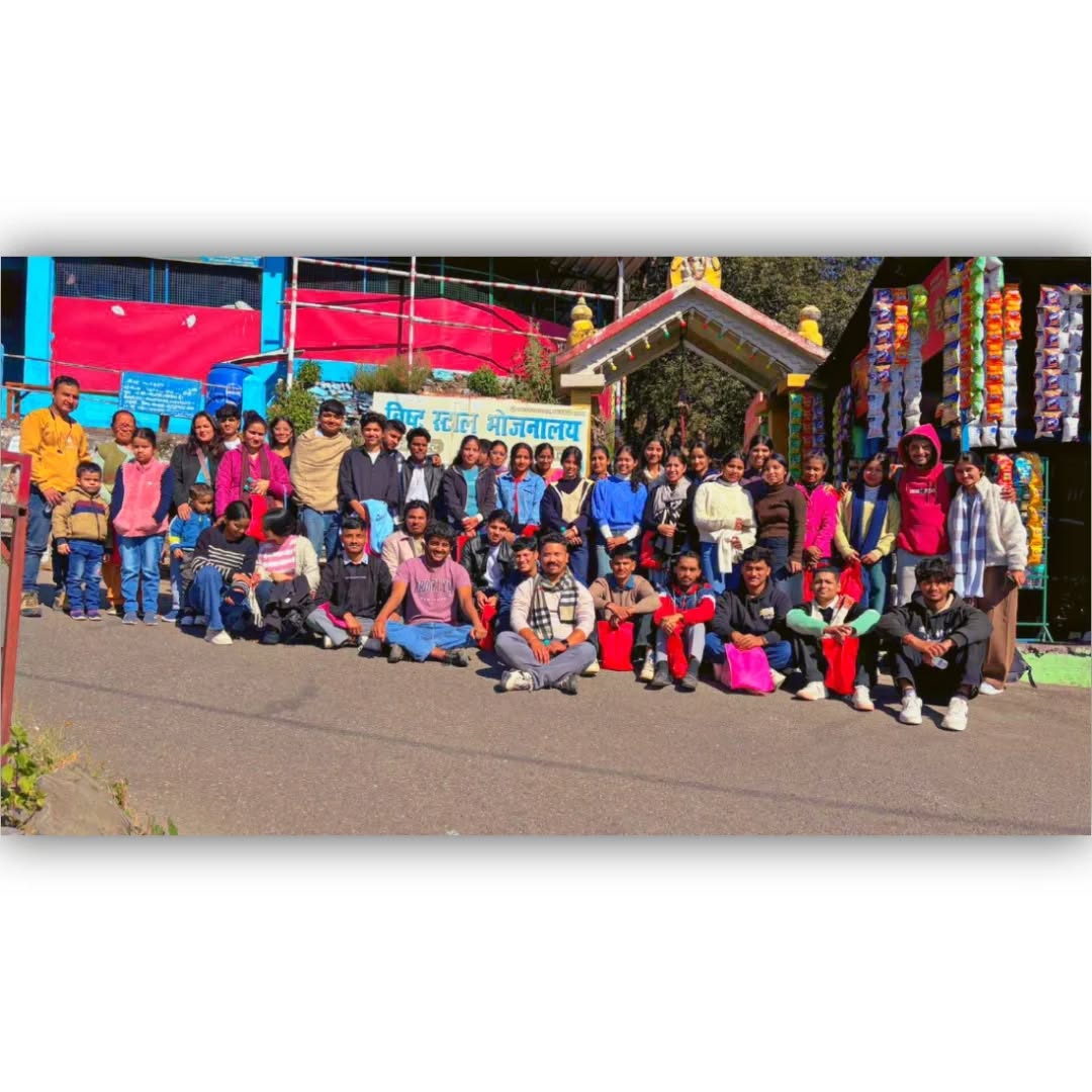 आज Computer Guru Training Institute के स्टूडेंट्स और टीम ने मिलकर माँ चंद्रबदनी धाम की यात्रा की।
सभी के लिए यह ट्रिप सिर्फ एक घूमने का मौका नहीं था—बल्कि रोज़मर्रा की क्लास और काम के बीच एक छोटी-सी ताज़गी थी।
शांत माहौल, पहाड़ों की ठंडी हवा और माँ के दर्शन ने सभी के मन को हल्का और पॉजिटिव कर दिया।
रास्ते में हंसी-मज़ाक, साथ बैठकर खाना, फोटो खींचना… इन पलों ने सबको और करीब ला दिया।
हमारे लिए यह देखकर सबसे अच्छा लगा कि छात्र सिर्फ पढ़ाई में ही नहीं, बल्कि इस तरह की गतिविधियों में भी एक परिवार की तरह जुड़े रहते हैं।
माँ चंद्रबदनी सभी पर अपना आशीर्वाद बनाए रखें।
ऐसी छोटी-छोटी यात्राएँ हमें फिर से ऊर्जा देती हैं—और हम आगे भी ऐसे सुंदर पलों को साथ बनाने की कोशिश करते रहेंगे। ❤️
#ComputerGuruTrainingInstitute
#InstituteTrip
#ChandrabadniDham
#Uttarakhand
#GoodMemories
#InstituteFamily