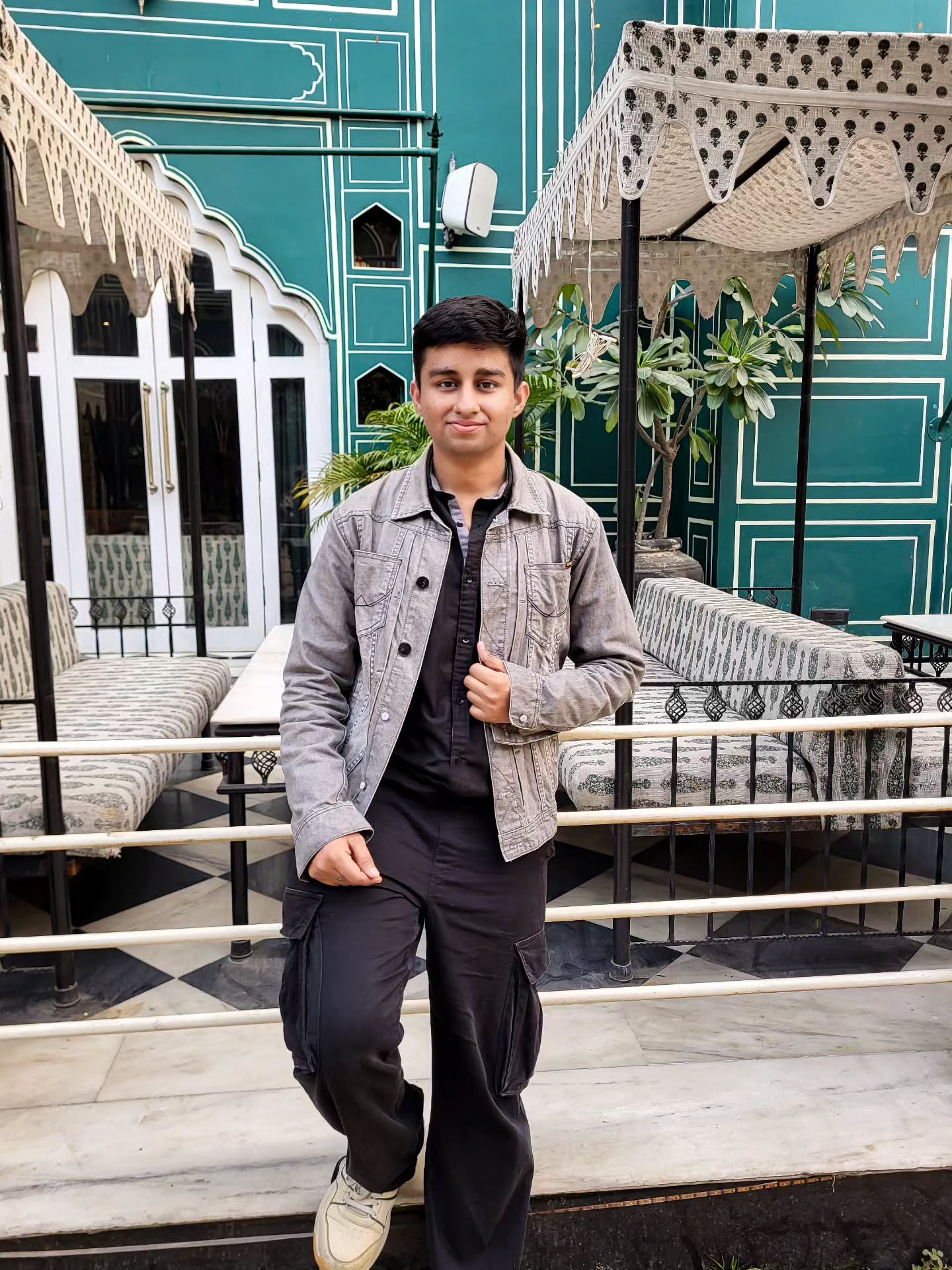 Living in the moment ✨️
.
.
.
.
.
Follow : @shantanu.nautiyal
.
.
.
.
.
#portrait #gardenofgalleria #endofbeginning